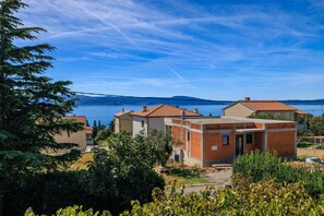 Exterior - Idyllic apartment just 300 metres from the beach with sea views, garden, barbecue and parking space (Novi Vinodolski)