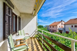 Property grounds - Charming apartment with sea view, private parking, barbecue area, WiFi, air conditioning (Crikvenica)