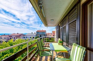 Outdoor dining - Charming apartment with sea view, private parking, barbecue area, WiFi, air conditioning (Crikvenica)