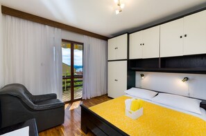 Desk, free WiFi, bed sheets - Charming apartment with sea view, private parking, barbecue area, WiFi, air conditioning (Crikvenica)