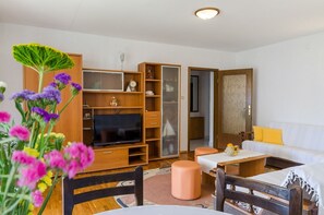 Living area - Charming apartment with sea view, private parking, barbecue area, WiFi, air conditioning (Crikvenica)