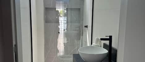 シャワー、トイレットペーパー