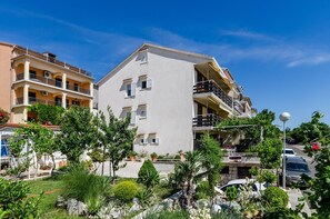Exterior - Quiet apartment with Mediterranean terrace, barbecue area, parking space, air conditioning, WiFi (Crikvenica)