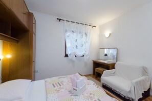 Desk, free WiFi, bed sheets - Quiet apartment with Mediterranean terrace, barbecue area, parking space, air conditioning, WiFi (Crikvenica)