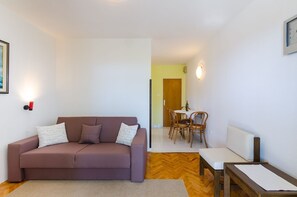 Living area - Quiet apartment with Mediterranean terrace, barbecue area, parking space, air conditioning, WiFi (Crikvenica)