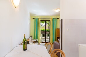 Dining - Quiet apartment with Mediterranean terrace, barbecue area, parking space, air conditioning, WiFi (Crikvenica)