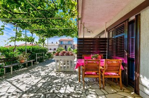 Outdoor dining - Romantic apartment with Mediterranean terrace, private parking and barbecue area (Crikvenica)