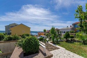 Property grounds - Romantic apartment with Mediterranean terrace, private parking and barbecue area (Crikvenica)
