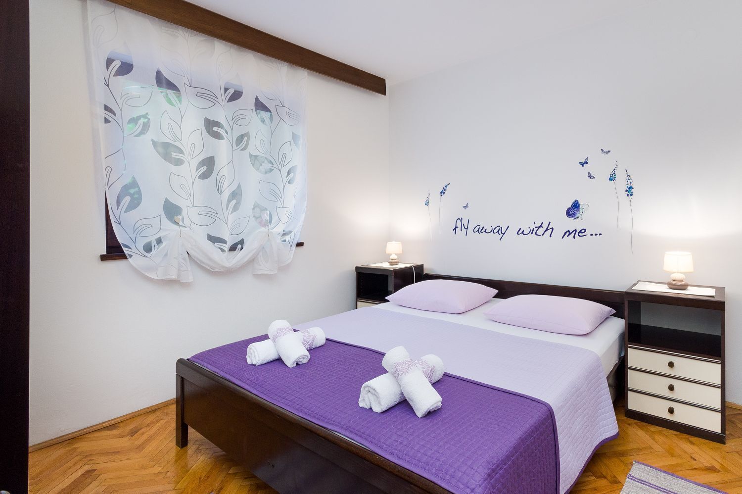 Una scrivania, Wi-Fi gratuito, lenzuola