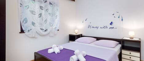 Una scrivania, Wi-Fi gratuito, lenzuola