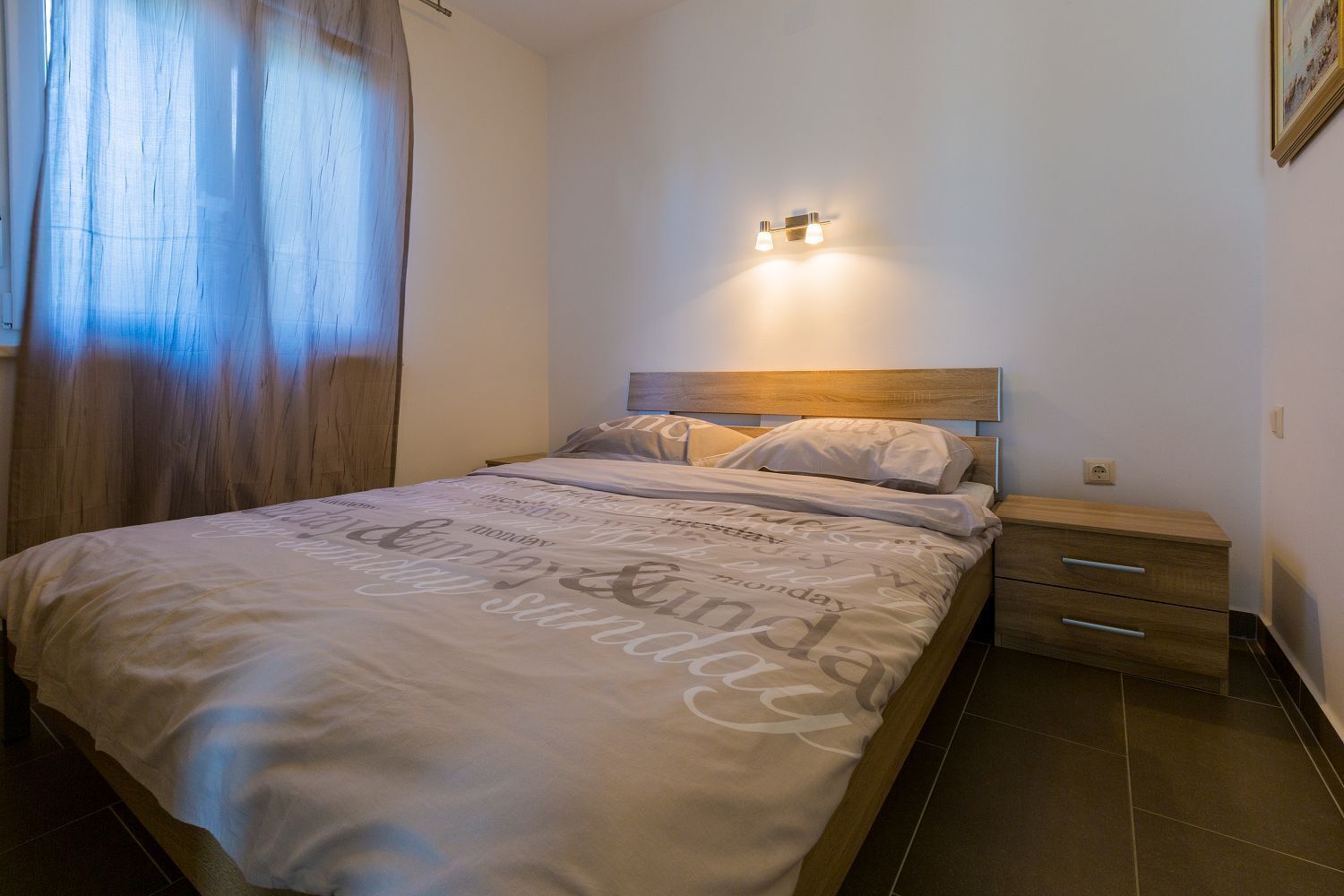 Skrivebord, wi-fi (inkludert) og sengetøy