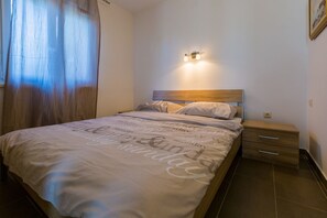 Una scrivania, Wi-Fi gratuito, lenzuola