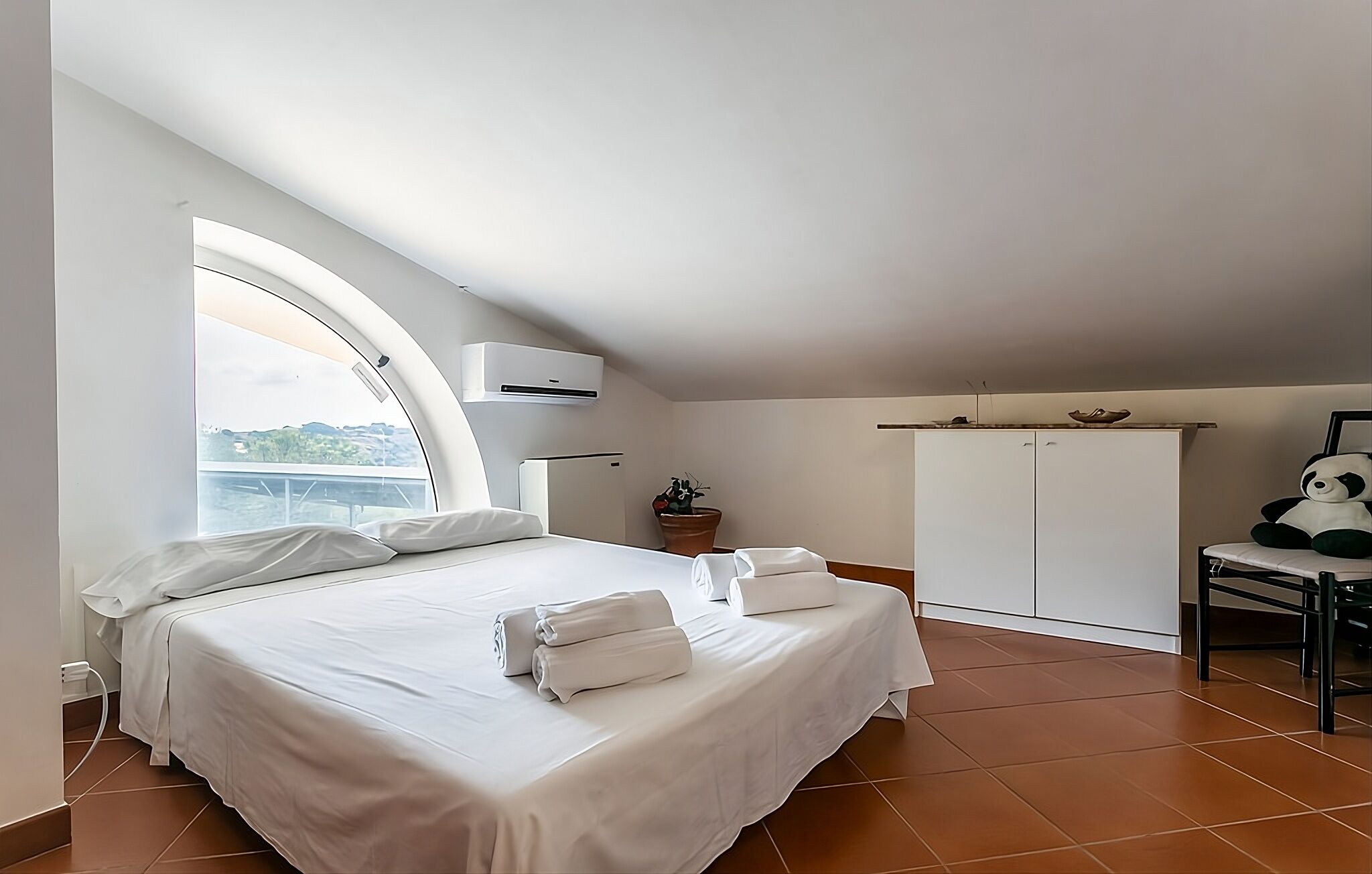 6 bedrooms, desk, iron/ironing board, travel crib