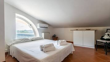 6 bedrooms, desk, iron/ironing board, travel crib