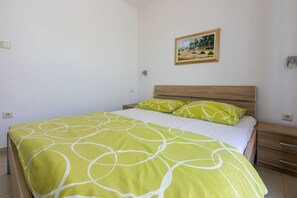 Una scrivania, Wi-Fi gratuito, lenzuola