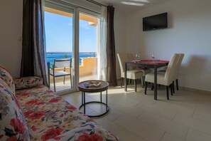 Dining - Fascinating apartment just 100 metres from the beach with sauna and whirlpool on the roof terrace (Dramalj)