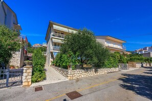 Exterior - Comfortable apartment just 400 metres from the beach with sea view, barbecue area, air conditioning (Crikvenica)