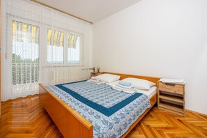 Desk, free WiFi, bed sheets - Comfortable apartment just 400 metres from the beach with sea view, barbecue area, air conditioning (Crikvenica)