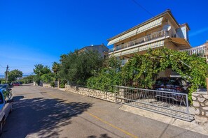 Property grounds - Comfortable apartment just 400 metres from the beach with sea view, barbecue area, air conditioning (Crikvenica)