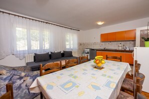 Interior - Comfortable apartment just 400 metres from the beach with sea view, barbecue area, air conditioning (Crikvenica)