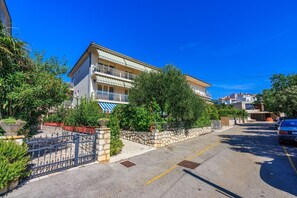 Exterior - Comfortable apartment just 400 metres from the beach with sea view, barbecue area, air conditioning (Crikvenica)