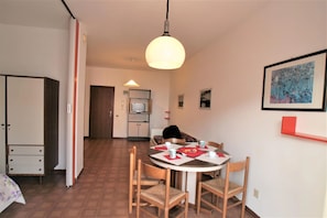 Studio, 1 Schlafzimmer, Balkon, Stadtblick | Esszimmer