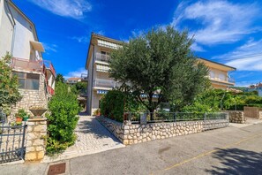 Property grounds - Large apartment just 400 metres from the beach with sea view, barbecue area, WiFi, air conditioning (Crikvenica)