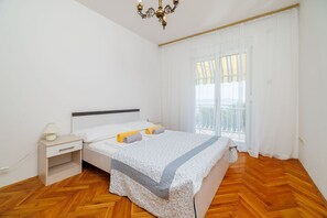 Desk, free WiFi, bed sheets - Large apartment just 400 metres from the beach with sea view, barbecue area, WiFi, air conditioning (Crikvenica)