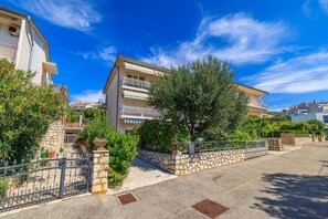 Exterior - Large apartment just 400 metres from the beach with sea view, barbecue area, WiFi, air conditioning (Crikvenica)