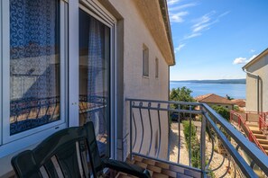Property grounds - Large apartment just 400 metres from the beach with sea view, barbecue area, WiFi, air conditioning (Crikvenica)