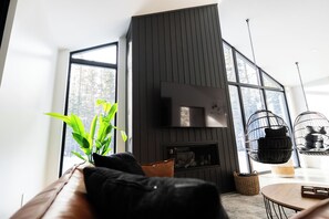 Televisión y chimenea 