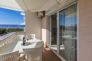 Outdoor dining - Dog-friendly apartment just 470 metres from the beach with cot and sea view (Povile)