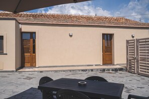 Outdoor dining - Casa Badia, relaxation between Etna and the sea with swimming pool and comfort for every stay. (Santa Venerina)