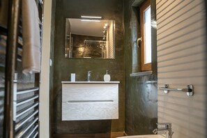 Douche, sèche-cheveux, bidet, serviettes fournies