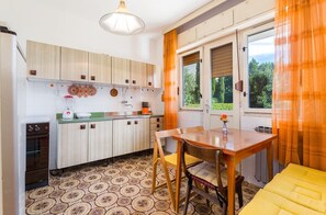 Kühlschrank, Herdplatte, Wasserkocher mit Kaffee-/Teezubehör