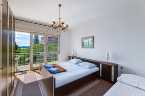 2 bedrooms, desk, free WiFi, bed sheets - Rustic apartment just 100 metres from the beach with sea view, balcony, terrace, air conditioning (Crikvenica)