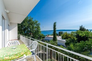 Outdoor dining - Rustic apartment just 100 metres from the beach with sea view, balcony, terrace, air conditioning (Crikvenica)