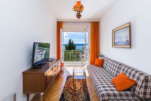 Living area - Rustic apartment just 100 metres from the beach with sea view, balcony, terrace, air conditioning (Crikvenica)