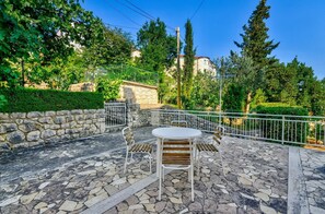 Outdoor dining - Rustic apartment just 100 metres from the beach with sea view, balcony, terrace, air conditioning (Crikvenica)