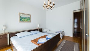 2 bedrooms, desk, free WiFi, bed sheets - Rustic apartment just 100 metres from the beach with sea view, balcony, terrace, air conditioning (Crikvenica)