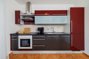 Kühlschrank, Herdplatte, Wasserkocher mit Kaffee-/Teezubehör, Toaster
