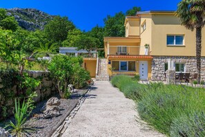 Exterior - Fantastic apartment with pool, Mediterranean garden, barbecue, cot, WiFi (Tribalj)