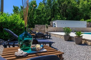 Terrace/patio - Fantastic apartment with pool, Mediterranean garden, barbecue, cot, WiFi (Tribalj)