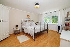 Desk, free WiFi, bed sheets - Fantastic apartment with pool, Mediterranean garden, barbecue, cot, WiFi (Tribalj)