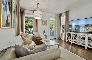 Living area - The Sage Cottage, A Cozy Retreat in Ocean Springs (Ocean Springs)