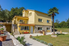 Exterior - Charming apartment with Mediterranean garden, pool, high chair, cot, BBQ (Tribalj)