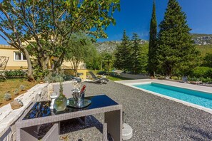 Outdoor dining - Charming apartment with Mediterranean garden, pool, high chair, cot, BBQ (Tribalj)