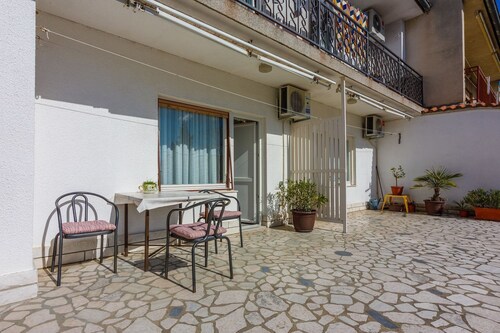 Dog-friendly studio apartment just 250 metres from the beach with sea views