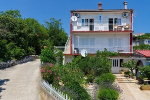 Exterior - Cosy apartment with stunning sea views, barbecue area, washing machine (Crikvenica)