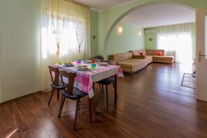 Dining - Cosy apartment with stunning sea views, barbecue area, washing machine (Crikvenica)